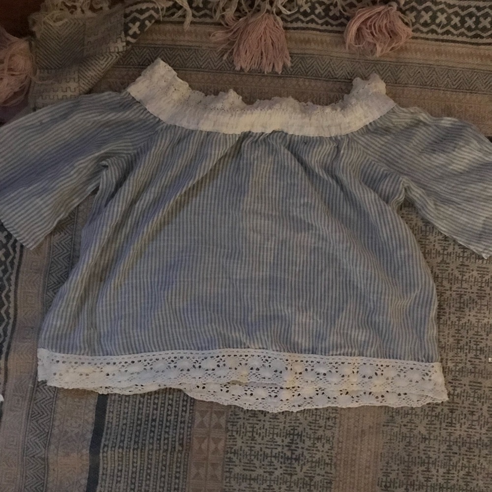 Stripped off the shoulder shirt w lace